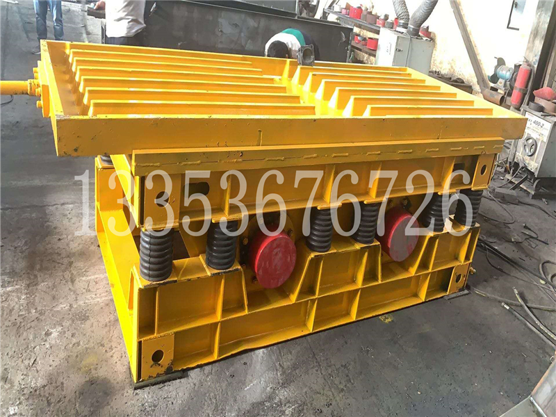 振动台面上固定模具的混凝土预制件振动平台2 振动台面上固定模具的混凝土预制件振动平台2